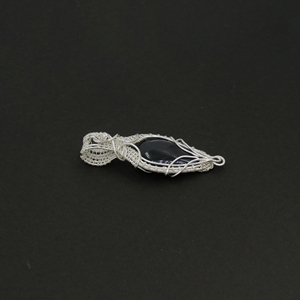 Colgante Artesanal de Ónix Negro en Forma de Lágrima con Alambre, Chapado en Plata, Joyería de Piedras Preciosas Naturales al por Mayor - Product Image 3