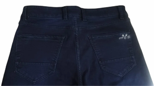 กางเกงยีนส์เดนิมทรงปกติสีน้ำเงินเข้มสำหรับผู้ชาย ผลิตจากผ้าฝ้ายยืดพรีเมียมเพื่อความสบายเหนือระดับ พร้อมการฟอกแบบเรียบเพื่อให้ดูสะอาดตา - Product Image 3