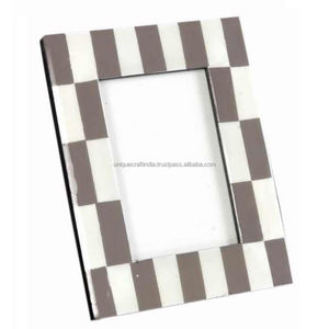 Cadre photo en bois fait main avec design en résine marbrée ambrée, accent décoratif artistique audacieux pour la maison - Product Image 3