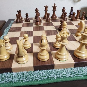 Plateau de jeu en bois massif artisanal, éco-responsable, échecs en bois faits à la main, design antique, bois moderne léger - Product Image 1
