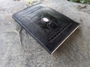 Carnet à couverture rigide en cuir Triple Lune Déesse, cousu main, fait à la main, format A5, avec impression numérique, idéal comme agenda ou cadeau - Product Image 3