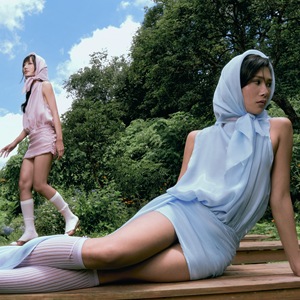 Robe mini élégante en organza sans manches pour femme, à col drapé et taille basse, avec traîne, à nouer, pour usage quotidien, de la collection Designer Guild - Product Image 3