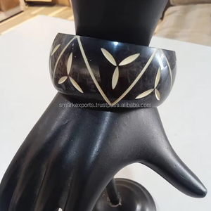 กำไลข้อมือแบบกว้างทำด้วยมือทำจากเรซิ่นขัดเงาโบโฮของผู้หญิงลวดลายดอกไม้สีขาวสลับซับซ้อนแบบอินเลย์แองเจิลเครื่องประดับของขวัญ - Product Image 1