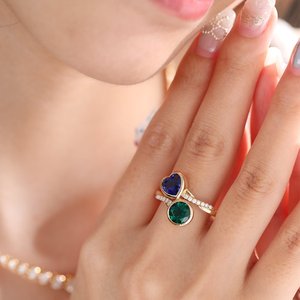 Anillo de Oro Real con Esmeralda de Laboratorio y Zafiro Azul de 4ct de Peso Total, Estilo Boutique, Hecho a Mano, con Engaste de Bisel de Dos Piedras, Anillo de Boda - Product Image 1