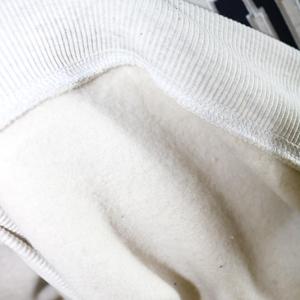 Sudadera de cuello redondo para hombre, color blanco roto, con gráfico de letras en la parte delantera, corte regular. - Product Image 2