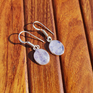 Boucles d'oreilles créoles en laiton avec pierres précieuses naturelles, faites à la main, forme classique, bijoux tendance pour le quotidien, les fêtes et les mariages – Grande Vente - Product Image 4