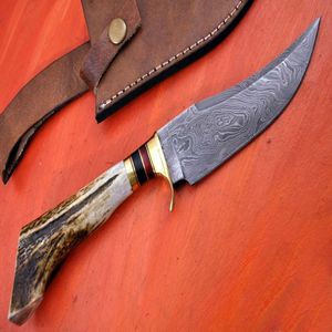 Couteau à lame fixe en acier Damas, couteau de chasse à pointe tombante avec manche en bois de cerf et garde en laiton - Product Image 1