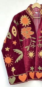 Chaqueta de Invierno Transpirable Bordada a Mano con Terciopelo Suzani, Abrigo Bohemio Color Granate para Playa, Estilo Artesanal Indio, Vintage, Unisex - Product Image 5