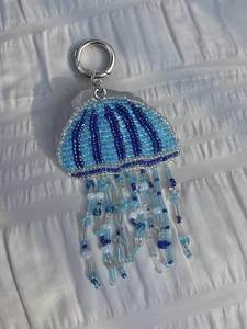 Porte-clés brodé à la main avec des motifs élégants pour les collections de boutiques et les cadeaux personnalisés - Product Image 4