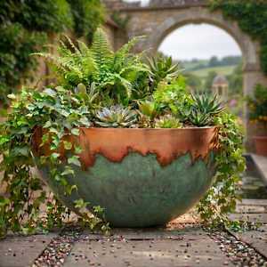 Pot de fleurs en métal rustique avec finition patinée pour plantation en extérieur, style vintage, avec plantes vertes - Product Image 2