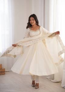 Robe en soie romaine brodée avec un bas en soie romaine et un dupatta en Chanderi, ensemble prêt-à-porter entièrement cousu. - Product Image 4