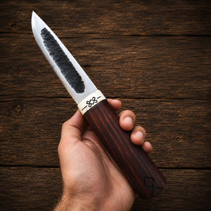 Cuchillo de Caza de Acero al Carbono Forjado a Mano, Hoja Fija, para Supervivencia y Bushcraft, con Mango de Palisandro y Funda de Cuero - Product Image 1