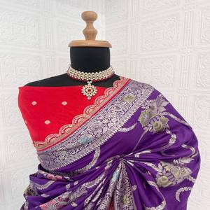 Sari de Seda Dola Premium VASTRA COTTAGE con Tejido Zari Intrincado, Acabado Teñido a Mano y Borde de Encaje Festoneado Bordado - Product Image 2