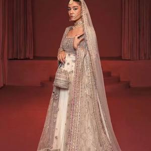 Robe de mariée pakistanaise haut de gamme, couleur rose poudré lavande, style sculptural, Lehnga Choli avec épaulettes structurées et rembourrées - Product Image 6