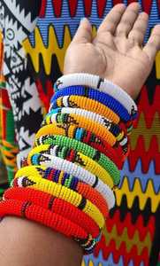 Bracelet large en perles de verre à motifs géométriques ethniques africains, fait main, style tribal Maasai, tissé, pour femmes. - Product Image 4