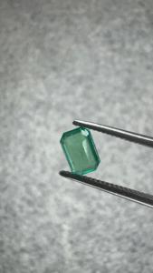 Émeraude Naturelle Zambienne 0,49 Ct Forme Octogonale Pierre Précieuse Verte Lâche Certifiée par un Certificat Tierce Partie pour Bague Fine et Pendentif - Product Image 2