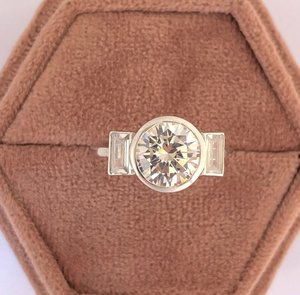 Anillo de compromiso de oro blanco de 10K con circonita cúbica de corte esmeralda en bisel y circonita cúbica de corte redondo solitario, anillo de tres piedras de oro macizo, regalo para esposa - Product Image 1