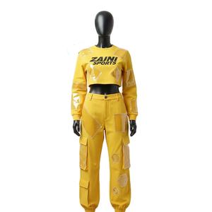 Conjunto de mujer de alta calidad: camiseta corta de algodón y poliéster de 240 GSM y pantalones cargo de felpa con panel de PVC transparente amarillo y logo. - Product Image 1