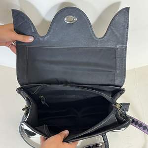 Sac fourre-tout élégant en cuir de vachette artisanal et martelé à carreaux, collection Mars 2026, pour femme, à porter à l'épaule ou en bandoulière, idéal pour un usage quotidien - Product Image 6