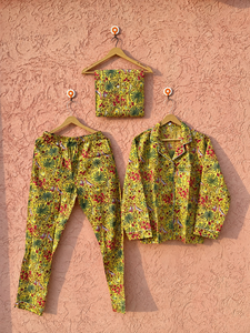 Conjunto de pijama botánico para mujer, conjunto de pijama con estampado floral amarillo para mujer, conjunto de ropa de dormir de 3 piezas con bolsa de viaje a juego - Product Image 2