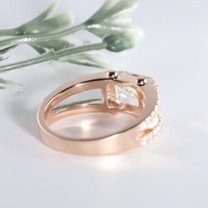Diamante esmeralda cultivado en laboratorio, color oro rosa, sujecionado por puntas lisas sobre una base estructural de doble hilera dividida, joyería fina para mujer. - Product Image 2