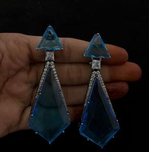 ต่างหูระย้าทรงยาวประดับเพชร CZ คุณภาพพรีเมียม ดีไซน์สวยหรู ชุบเงินบนทองเหลือง เหมาะสำหรับผู้หญิงและเด็กผู้หญิง สวมใส่ในงานเลี้ยงตอนเย็น - Product Image 3