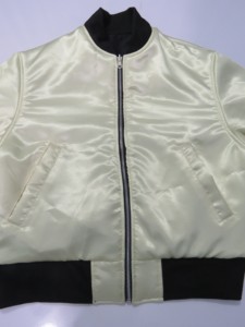 Chaqueta Bomber Unisex de Satén Verde Salvia Claro con Ribete Negro en Contraste, Chaqueta Impermeable para Hombre de Alta Calidad - Product Image 2