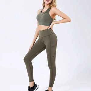 Conjunto de Yoga para Mujer de Diseño Único Fabricado en Pakistán, para Uso en Exteriores, Hecho de Poliéster - Product Image 4