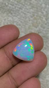 Opale éthiopienne naturelle de forme trilobée, 5 carats - Product Image 2