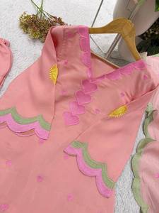 Ensemble indien pakistanais en Chanderi brodé de cœurs roses, léger et à séchage rapide, comprenant Kurta, Palazzo et Stole, tenue de fête - Product Image 4
