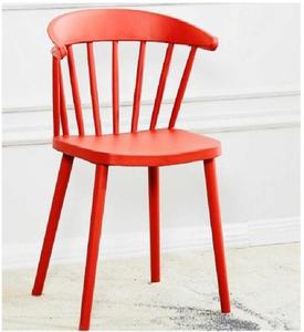 Chaise de café moderne en plastique rouge, écologique et durable, avec dossier incurvé et pieds inclinés, pour salle à manger, salon, restaurant, séjour - Product Image 3