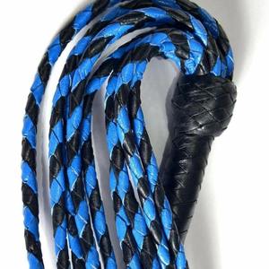 Látigo de cuero PU negro con mango trenzado y colas azules para montar a caballo - Product Image 3