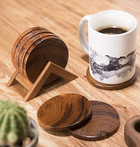 Posavasos de Madera Ecológico Hecho a Mano de Primera Calidad con Soporte Triangular, Diseño Personalizado Estilo Rústico para Hogar, Hotel, Restaurante y Bodas - Product Image 1