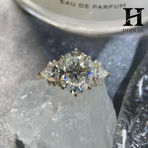 แหวนหมั้นเพชรโมอิสซาไนต์/เพชรแล็บทรงรูปไข่ 2 กะรัต แบบสั่งทำพิเศษ ทองคำขาว 14K ประดับเพชรทรงลูกแพร์สามเม็ด แหวนครบรอบสำหรับผู้หญิง - Product Image 4