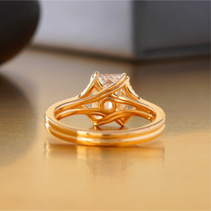 Anillo de Compromiso con Diamante Cultivado en Laboratorio, Corte Esmeralda de 2.11 Quilates, Oro Amarillo y Blanco de 14K, VVS-VS DEF, Solitario con Engaste de Bisel - Product Image 4