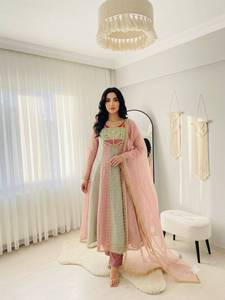 Ensemble indien pakistanais Anarkali rose et vert Salsa Crush Butty avec broderie de sequins et perles, robe longue et dupatta - Product Image 1