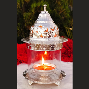 Base de soporte para lámpara de aceite Diya, chapada en plata, con placa tallada intrincada, para el hogar o el templo, disponible a precios de mayorista. - Product Image 5