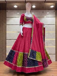 ชุดชานียาโชลีสีชมพูแบบดั้งเดิมพร้อมผ้าคลุมไหล่ ชุดแต่งงานอินเดีย กระโปรงบานเต็มตัว ชุดสำหรับงานเทศกาลผู้หญิง ทำจากผ้าฝ้าย - Product Image 2
