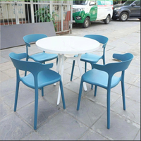 Chaise empilable en plastique bleu moderne et durable, imperméable – Confortable et compacte pour les repas en plein air, les jardins et les fêtes en cour