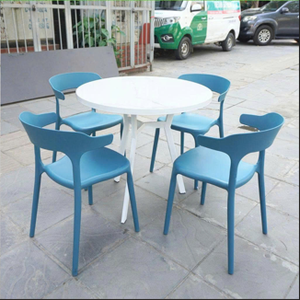 Chaise en plastique bleue moderne et durable – Confortable et compacte pour les repas en plein air, les jardins et les fêtes en cour - Product Image 4