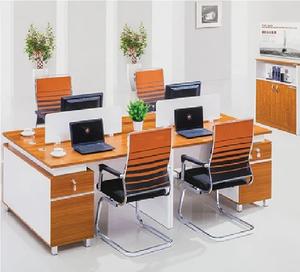 Poste de travail de bureau contemporain pour 4 personnes avec unités de rangement paravents en bois et chaises modernes de style visiteur - Product Image 2