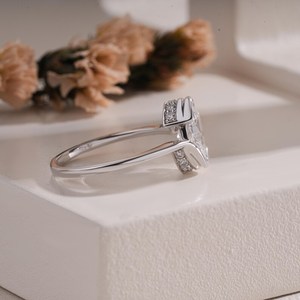 Anillo de banda cruzada de moissanita de corte ovalado de 2 quilates para mujer, plata 925 original, regalo sorpresa para novias - Product Image 2