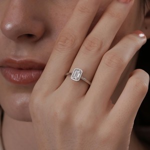 Anillo de Compromiso con Diamante Cultivado en Laboratorio, Corte Esmeralda, Engaste en Bisel, Certificado VVS2, Anillo de Boda Solitario, Oro de 18K, Joyería Fina para Mujer - Product Image 1