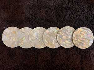 Sous-verres classiques en nacre avec motifs coquillages, une touche de couleur, faits à la main - Product Image 2