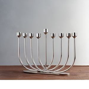 Ménorah en laiton poli brillant, design luxueux, ménorah pour accessoires de table, porte-bougie à prix attractif - Product Image 4