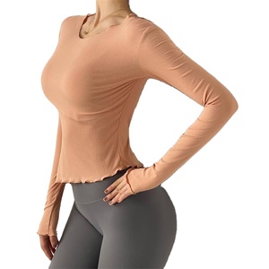 T-shirts sexy de yoga pour femmes, hauts à manches longues, vêtement de sport et de yoga, avec coupe latérale et style dentelle au dos, - Product Image 1