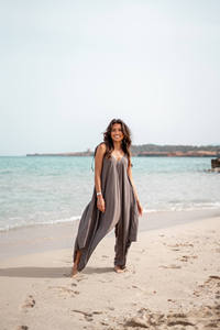 จั๊มสูทผ้าฝ้ายลายมัดย้อมสำหรับผู้หญิง สายเดี่ยว คอวี ทรงหลวม ขากว้าง สไตล์ลำลอง ชุดฤดูร้อน - Product Image 5