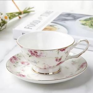 Ensemble tasse et soucoupe à café en porcelaine fine à motif floral épanoui de haute qualité - Product Image 3