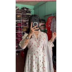 Magnifique ensemble Anarkali avec dupatta et basse jupe en tissu chiffon - Product Image 5