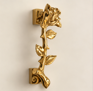 Poignée de porte dorée motif rose botanique avec détails sculptés de bourgeons et feuilles, quincaillerie ornementale dorée pour intérieur classique - Product Image 2